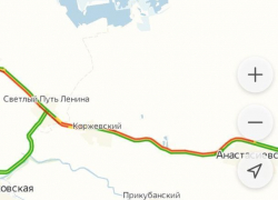 Многокилометровая пробка на пути к морю не рассасывается на Кубани второй день 