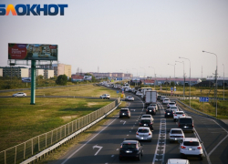 Авто застряли в многокилометровой пробке на М-4 «Дон» в Краснодаре