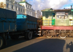 В Новороссийске тепловоз протаранил грузовой автомобиль 