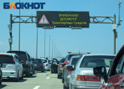 Более 880 машин встали в пробках у Крымского моста из-за нескольких перекрытий