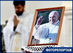 Католики в Краснодаре оплакивают смерть Папы Римского
