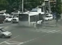 Журналистку во время работы сбил автобус на «зебре» в центре Краснодара