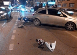 В Краснодаре мотоциклист влетел в девушку на «Опеле»