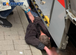 Появилось видео спасения пьяного мужчины из-под колес трамвая в Краснодаре 