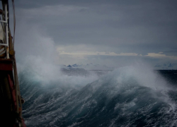 Мощный смерч в Сочи вышел на берег 