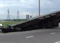 Фура с картошкой из Краснодара перевернулась под Волгоградом