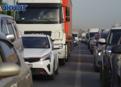 Сотня автомобилей попала в пробку перед Крымским мостом