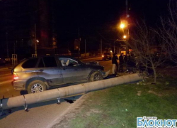 В Краснодаре «БМВ» столкнулся с электроопорой: трое пострадавших