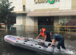 Венеция по-краснодарски: спасатели эвакуировали пассажиров из трамвая, утонувшего в луже