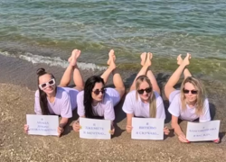 Флешмоб мокрых маек на голое тело запустили девушки в Анапе для привлечения туристов