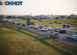 В Краснодарском крае машины попали в 20-километровую пробку с моря