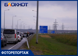 К Крымскому мосту выстроилась многокилометровая пробка: фото и видео