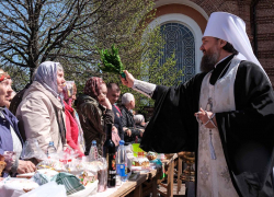 В Краснодаре церковь начала освящать пасхальные куличи и яйца 