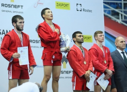 Полицейские Кубани "положили на лопатки" профессиональных борцов