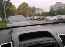 Странного мужчину с бензопилой сняли на видео в Славянске-на-Кубани