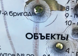 Перед днем Победы вандалы расстреляли мемориальную табличку в Новороссийске