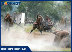 Под звуки выстрелов: в Краснодаре прошла реконструкция боев Великой Отечественной войны