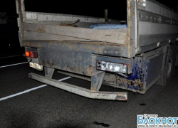 В Усть-Лабинском районе  мотоскутер врезался в полуприцеп грузовика
