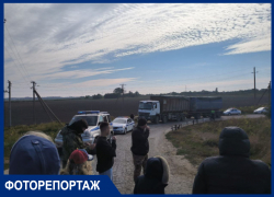 "Будем сидеть три дня": на Кубани старики и женщины перекрыли дорогу к мусорному полигону