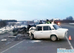 На трассе Апшеронск-Белореченск столкнулись два автомобиля
