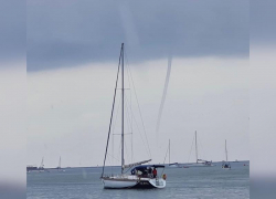 Летали матрасы: в Геленджике смерч вышел на берег 