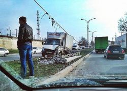 Грузовая «Газель» на полном ходу снесла электростолб