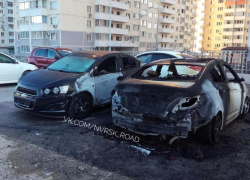 В спальном районе Новороссийска среди ночи сгорели две иномарки