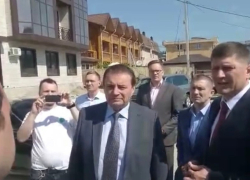 Видео: Владелец самостроя в Сочи нагло признался в мошенничестве Пахомову и Алексеенко