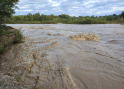 В Краснодарском крае река размыла берег под автодорогой