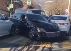 Служебный «Лексус» мэрии Геленджика попал в ДТП