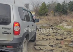 «Ямы просто по метру»: краснодарка показала состояние городской дороги