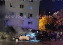 В Сочи ночью неизвестные сожгли автомобиль