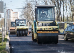 На улице Колхозной в Краснодаре начали укладывать новый асфальт 