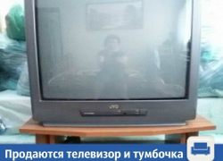 Тумбочка и телевизор для дачи продаются в Краснодаре