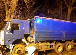 В страшном ДТП с двумя грузовиками на Кубани погибли 20-летние парень и девушка