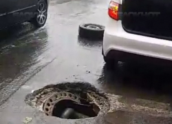  Потоп в Новороссийске: улицы под водой, в открытый люк угодила машина 