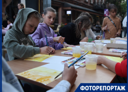 Фенечки, шахматы и рисунки: на краснодарском Арбате творчески отметили День образования края