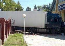 В Сочи в результате экстренного торможения фура снесла забор