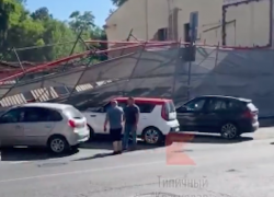 В Краснодаре рухнул забор и придавил мужчину и машины