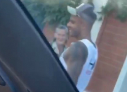 Нападающий ФК «Краснодар» Ари подарил босой бабушке свои шлепки