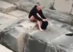 В Новороссийске пьяная парочка надругалась над мемориалом героям Великой Отечественной войны