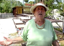 Я вон уже ногу подвернула! - пенсионеры жалуются на необустроенность "блошиного рынка" в Сочи