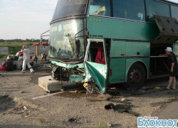 В Краснодарском крае автобус врезался в железнобетонные ограждения