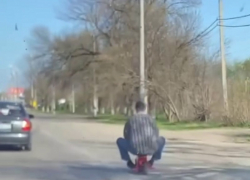 Мужчину на необычном транспорте в Краснодаре сняли на видео