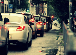 В Краснодаре стоимость автопарковки на ж/д вокзале оценили в 100 рублей за час