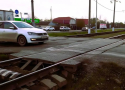 Движение на ж/д переезде в Краснодаре ограничат до самого утра