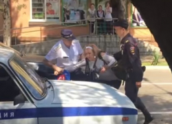 В Туапсе полицейские выкручивали руки беременной женщине
