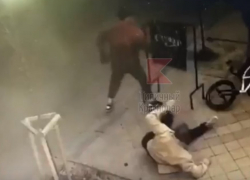 Компания юнцов устроила рестлинг с вывеской гастропаба на Красной