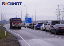 Более 850 авто стоят в очереди к Крымскому мосту