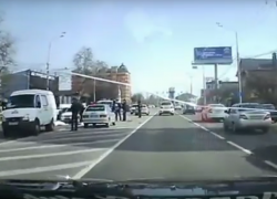  На «зебре» в Краснодаре сбили женщину: водитель пытался сбежать, но попал в ДТП 